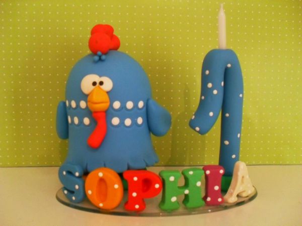 TOPO DE BOLO GALINHA COM NOME E VELA